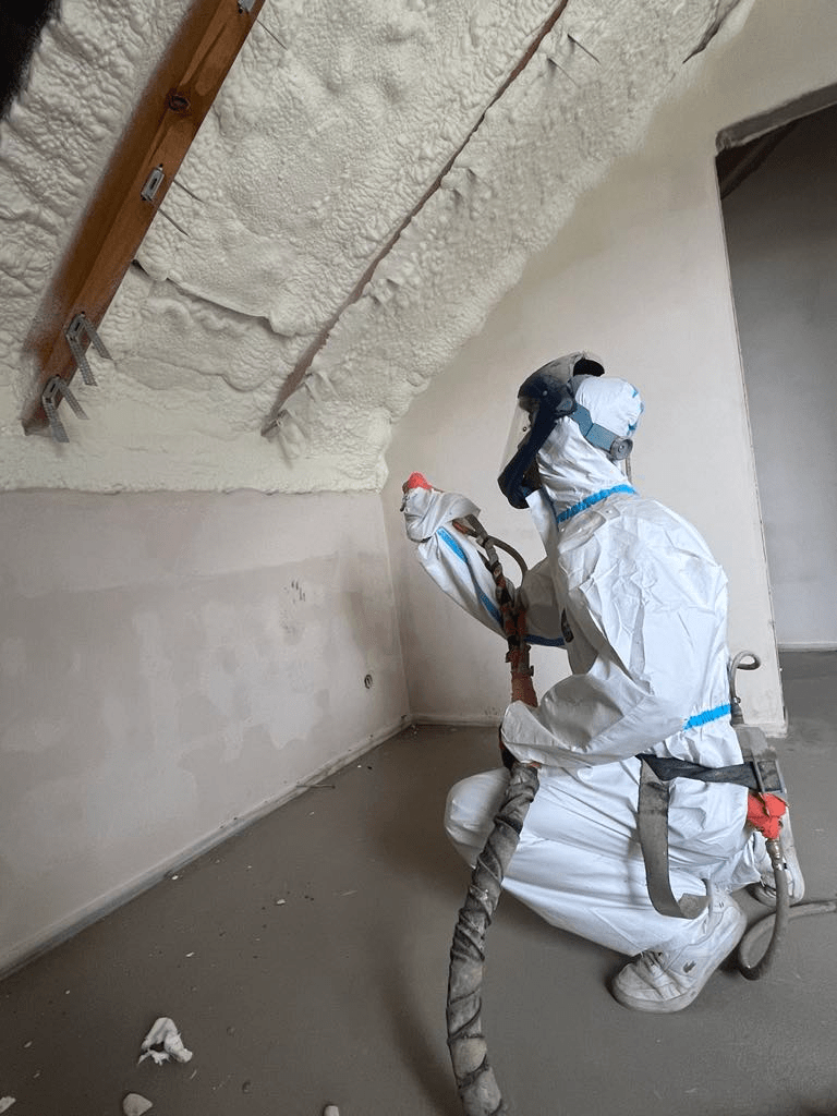 Aplikator pianki pur, który izoluje poddasze użytkowe pianą PUR