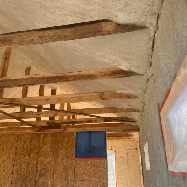 Ściany domu szkieletowego, ocieplone pianą PUR