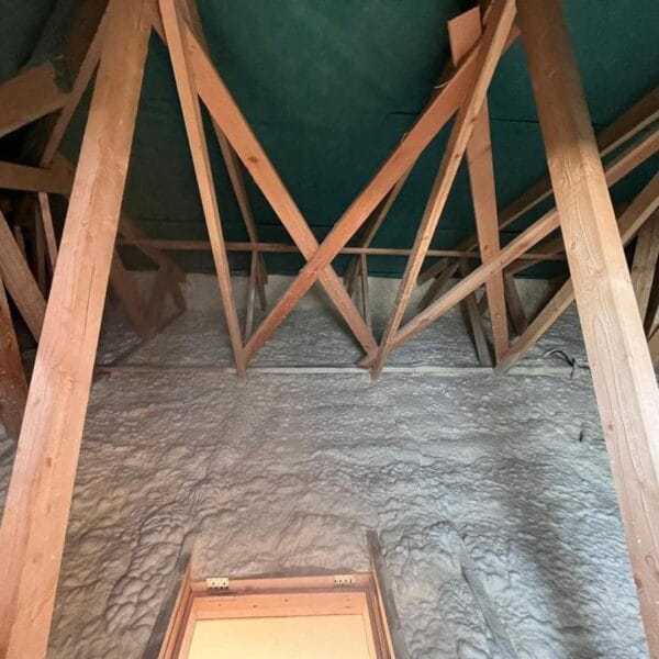 Strop domu wielorodzinnego, ocieplony pianką PUR