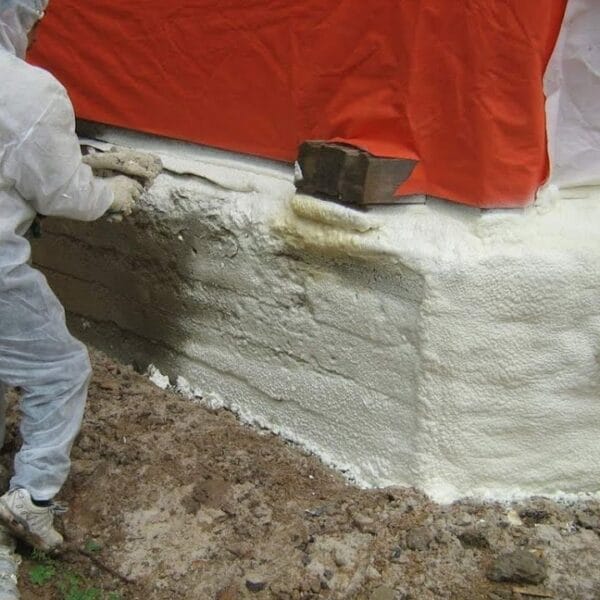 Specjalista z DeltaPurIzolacje, który wykonuje izolację fundamentów pionową przy wykorzystaniu piany PUR