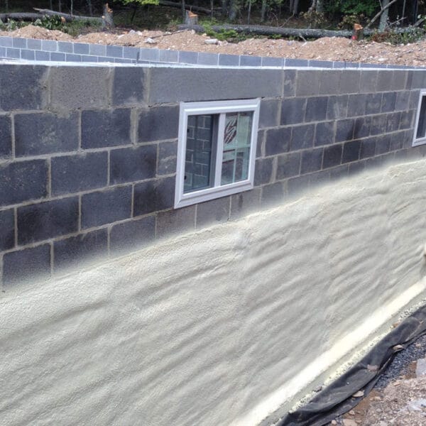 Izolacja fundamentów w starym domu przy użyciu piany PUR zamkniętokomórkowej