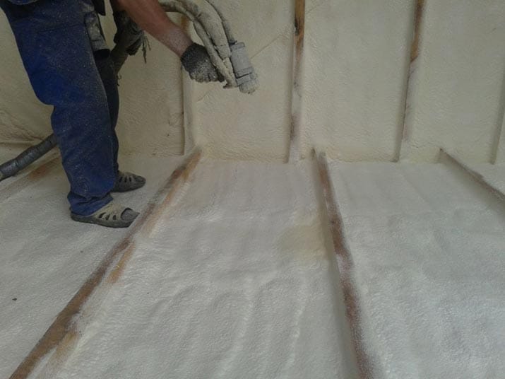 Specjalista do piany PUR wykonuje ocieplenie podłogi na gruncie, przy wykorzystaniu piany PUR