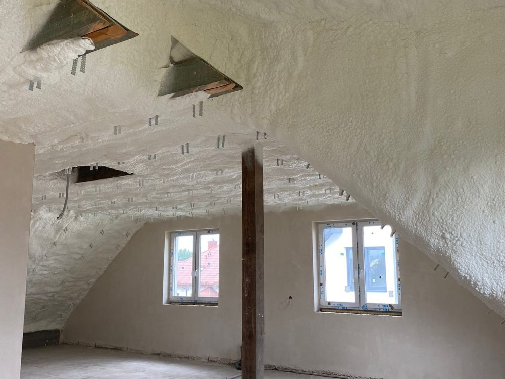 Poddasze ocieplone pianą PUR, skutecznie redukuje rachunki za prą i trzyma ciepło