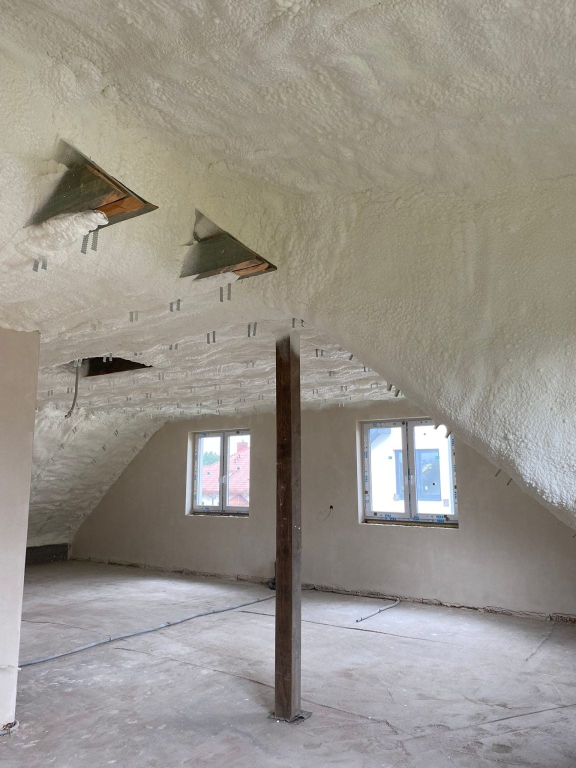 Poddasze ocieplone pianą PUR, skutecznie redukuje rachunki za prą i trzyma ciepło