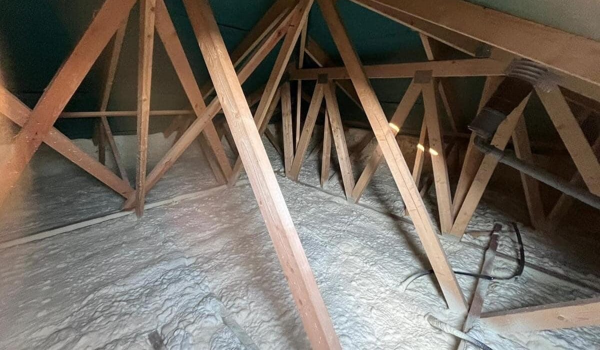 Strop domu jednorodzinnego, ocieplony pianką PUR