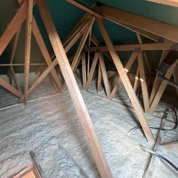 Strop domu jednorodzinnego, ocieplony pianką PUR