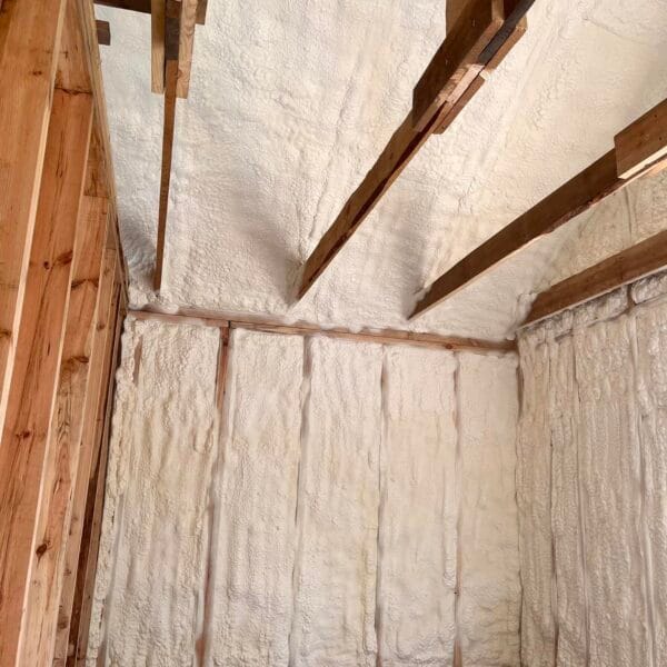 Ściany domu szkieletowego, ocieplone pianą PUR