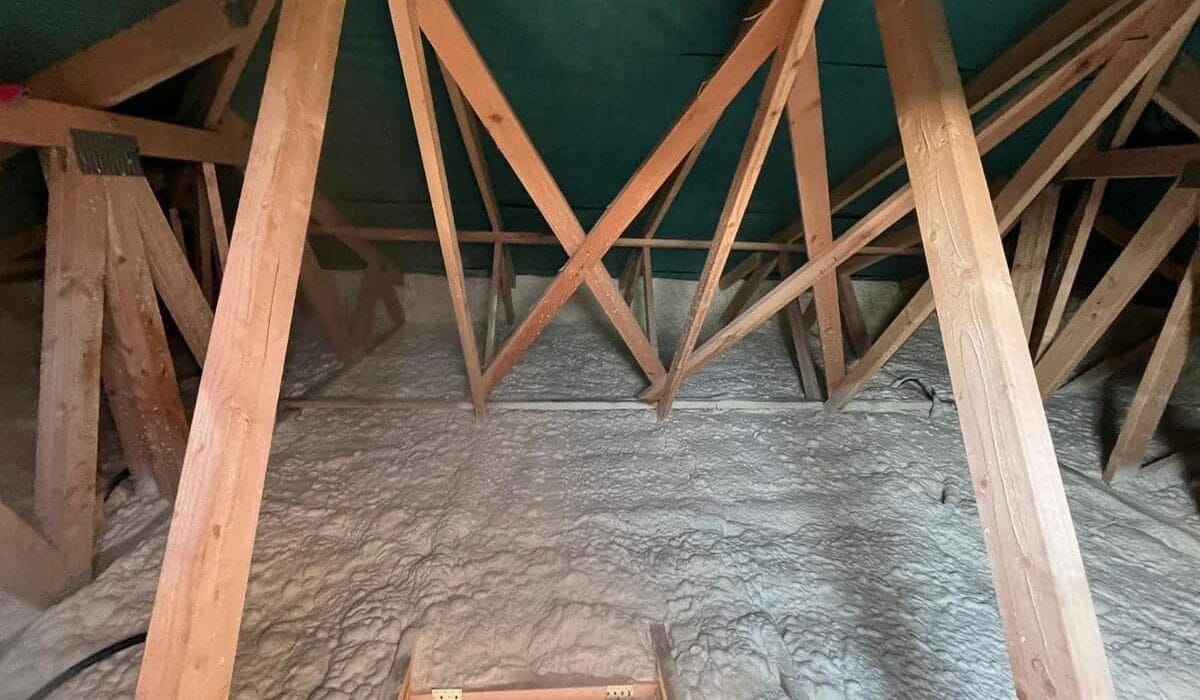 Strop domu wielorodzinnego, ocieplony pianką PUR