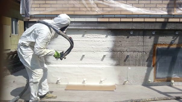 Specjalista z DeltaPurIzolacje, który wykonuje izolację fundamentów poziomą przy wykorzystaniu piany PUR