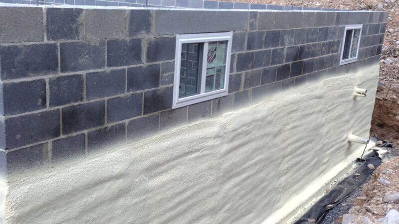 Izolacja fundamentów w starym domu przy użyciu piany PUR zamkniętokomórkowej