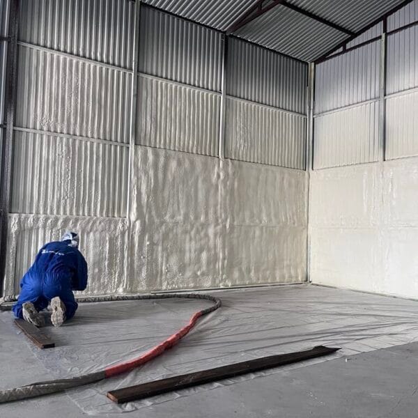 Magazyn ocieplony przy wykorzystaniu piany poliuretanowej zamknięto-komórkowej