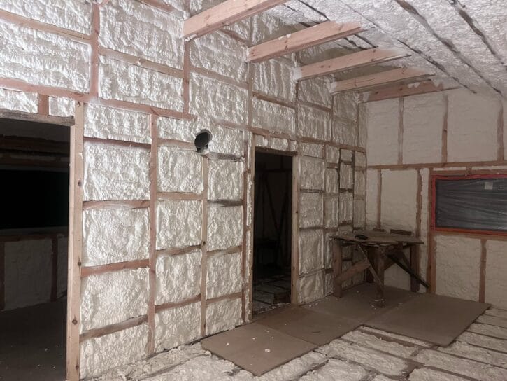 Dom szkieletowy, który został zaizolowany pianką PUR