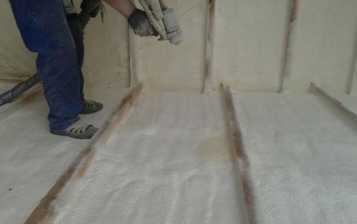 Specjalista do piany PUR wykonuje ocieplenie podłogi na gruncie, przy wykorzystaniu piany PUR