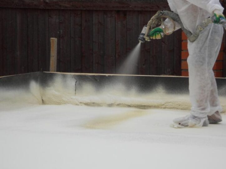 Specjalista do piany PUR wykonuje ocieplenie posadzki, przy wykorzystaniu piany PUR