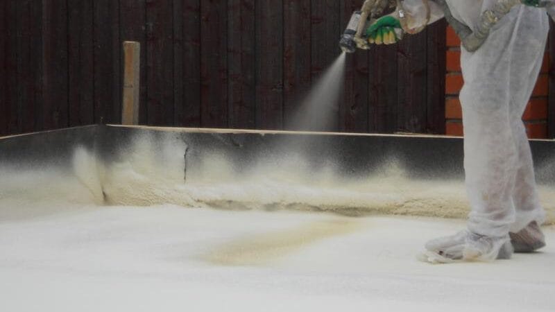 Specjalista do piany PUR wykonuje ocieplenie posadzki, przy wykorzystaniu piany PUR